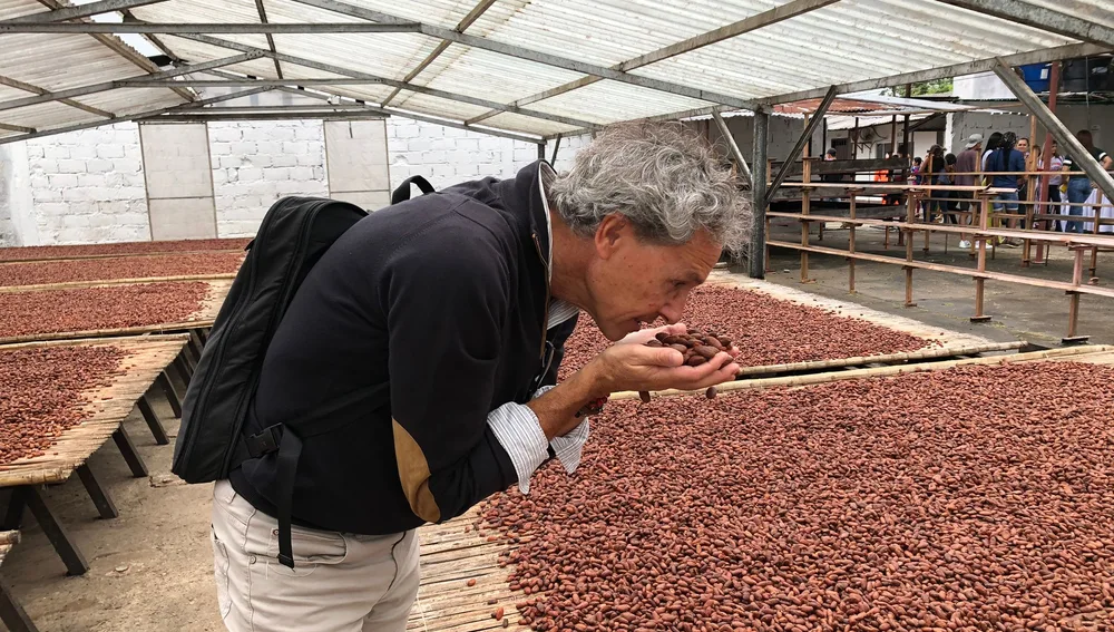 Joan Baixas oliendo granos de cacao