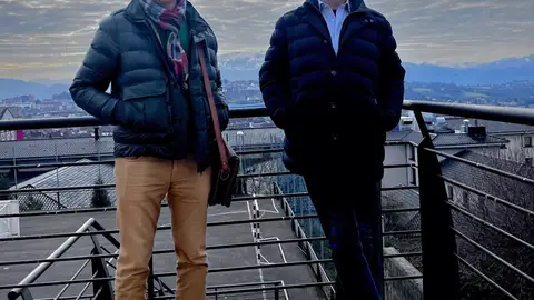 El candidato del PSOE a la alcaldía de Oviedo, Carlos Fernández Llaneza y el director gerente de la Fundación Vinjoy, Adolfo Rivas Fernández. - PSOE El candidato del PSOE a la alcaldía de Oviedo, Carlos Fernández Llaneza y el director gerente de la Fundación Vinjoy, Adolfo Rivas Fernández. - PSOE