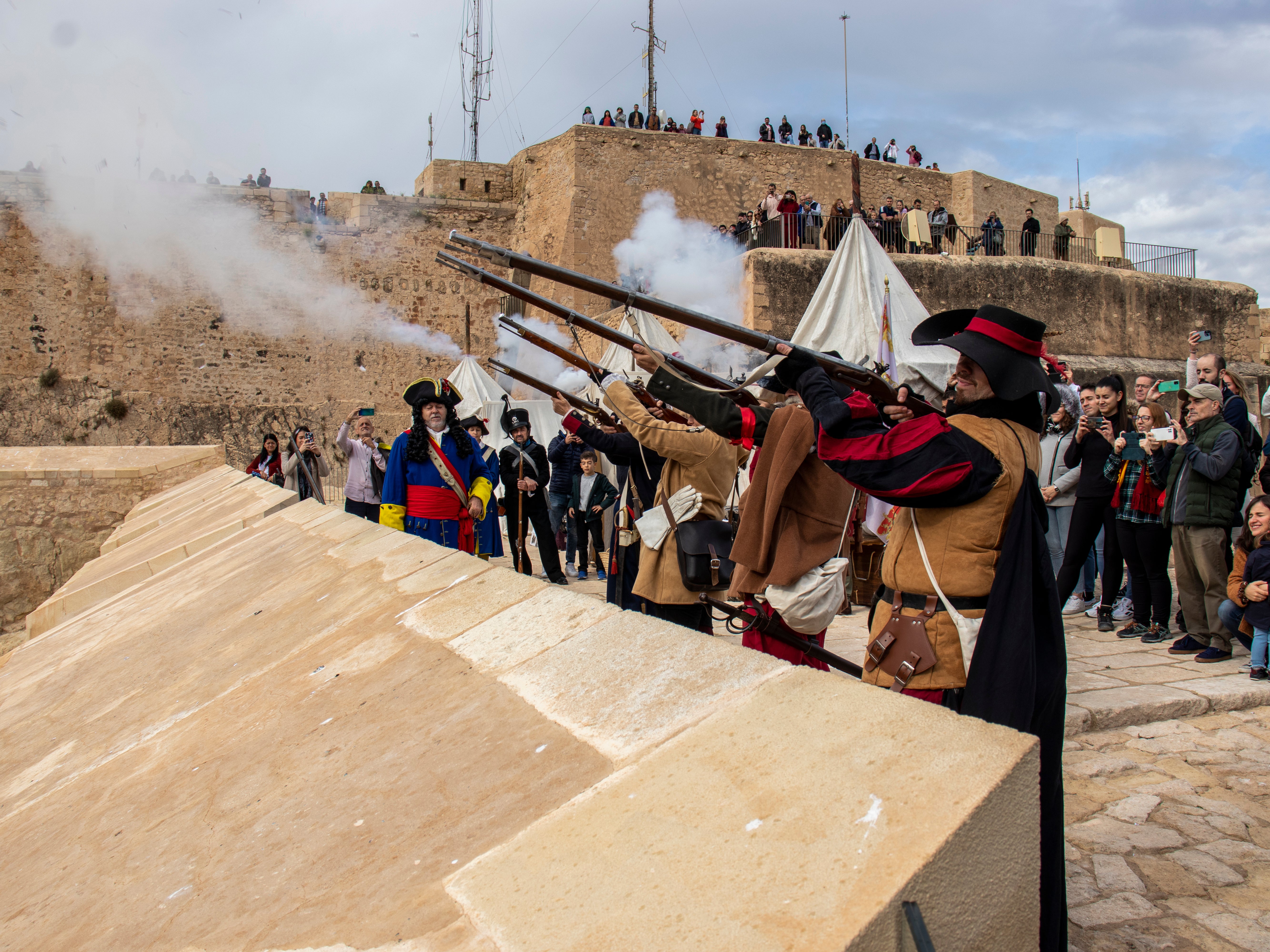 Las actividades de dinamización turística en el Castillo de Santa Bárbara de Alicante atraen a unas 700.000 personas Las actividades de dinamización turística en el Castillo de Santa Bárbara de Alicante atraen a unas 700.000 personas