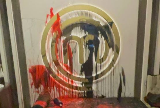 Activistas rocían con pintura el restaurante MasterChef Activistas rocían con pintura el restaurante MasterChef