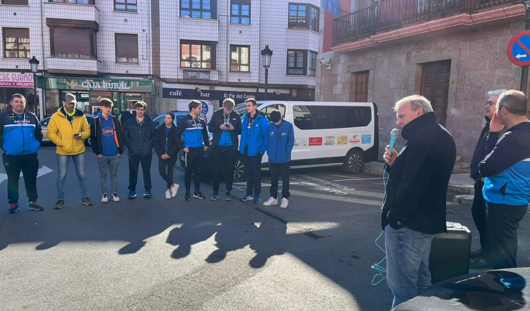 El club de piragüismo "Los Rápidos" presenta su nueva furgoneta en Arriondas El club de piragüismo "Los Rápidos" presenta su nueva furgoneta en Arriondas