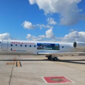 El aeropuerto y Air Nostrum refuerzan la promoción de la ruta de Madrid con el vinilado de dos aviones