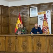 El subdelegado de Defensa en Cuenca, el coronel Antón, junto al historiador y cronista oficial de la ciudad, Miguel Romero, en la presentación de las actividades 