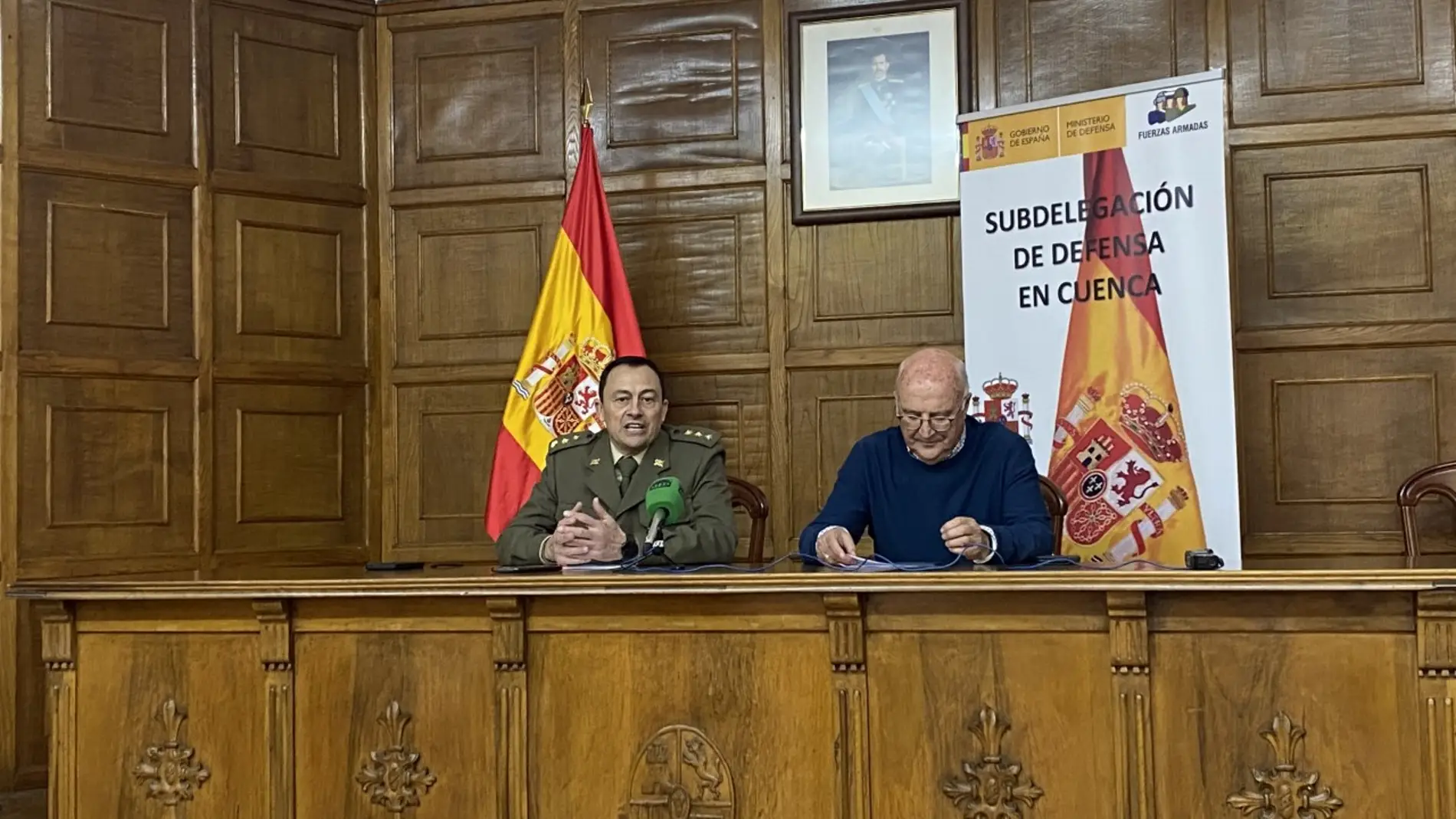 El subdelegado de Defensa en Cuenca, el coronel Antón, junto al historiador y cronista oficial de la ciudad, Miguel Romero, en la presentación de las actividades 