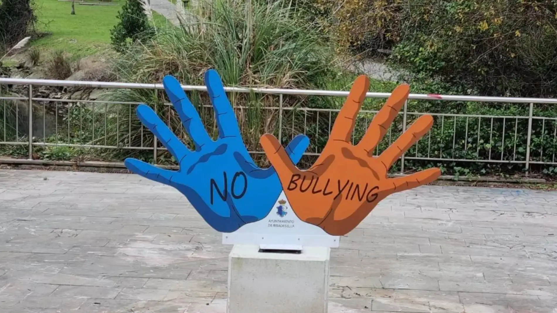 Ribadesella repone el símbolo contra el "bullying"