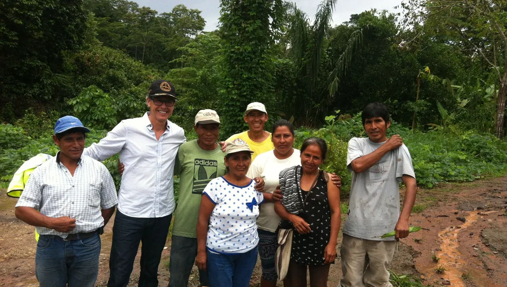 Joan Baixas junto a productores peruanos de chocolate