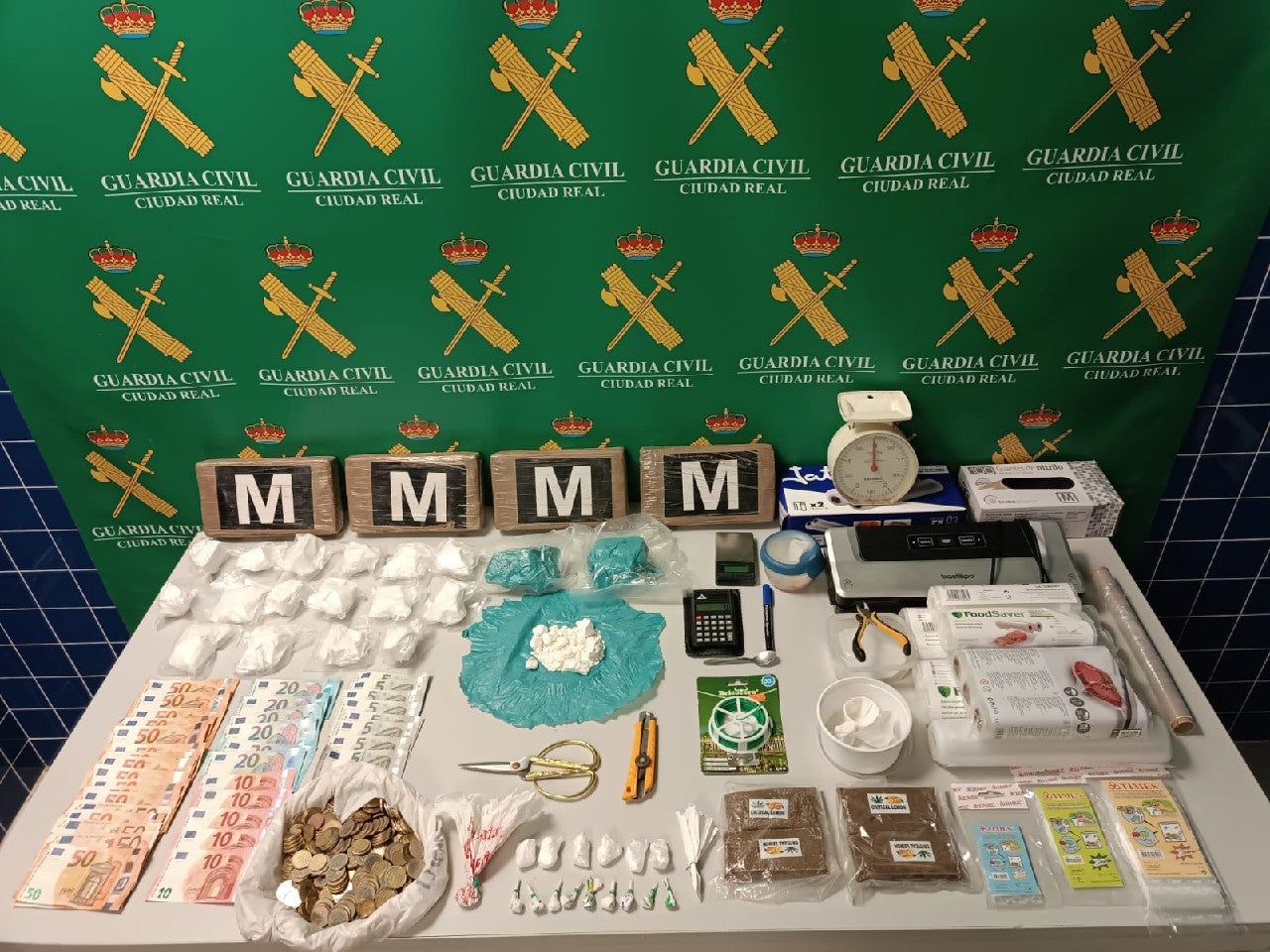 VÍDEO: Localizan un punto de distribución de droga en Tomelloso aprehendiendo casi 6 kg de cocaína VÍDEO: Localizan un punto de distribución de droga en Tomelloso aprehendiendo casi 6 kg de cocaína