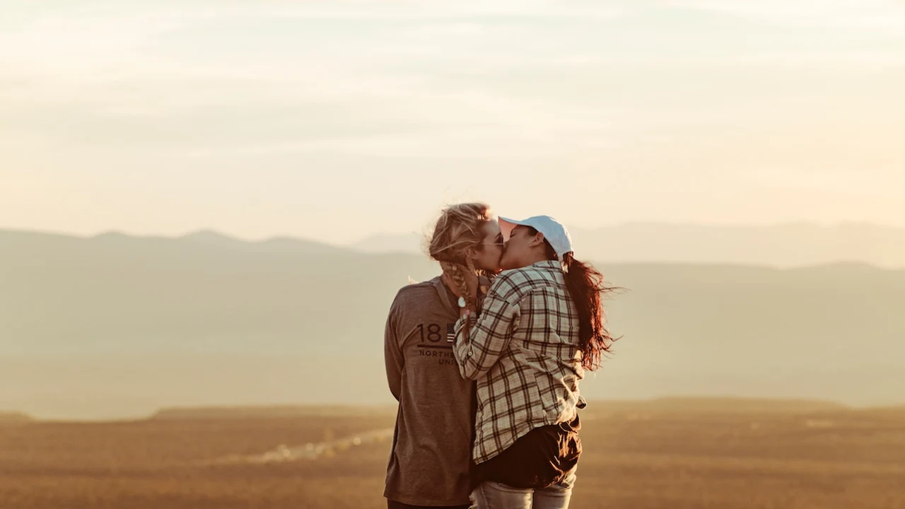 Una pareja besándose