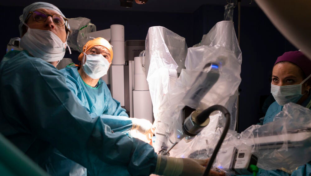 Dr. Bernardino Miñana, director del Departamento de Urología de la Clínica Universidad de Navarra y autor principal de la publicación, con parte del equipo en una intervención quirúrgica