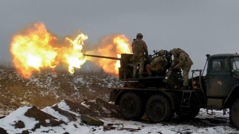 Artilleros ucranianos disparan en una posici&oacute;n cercana a Bajmut, en la regi&oacute;n de Donetsk.