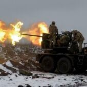Artilleros ucranianos disparan en una posición cercana a Bajmut, en la región de Donetsk.