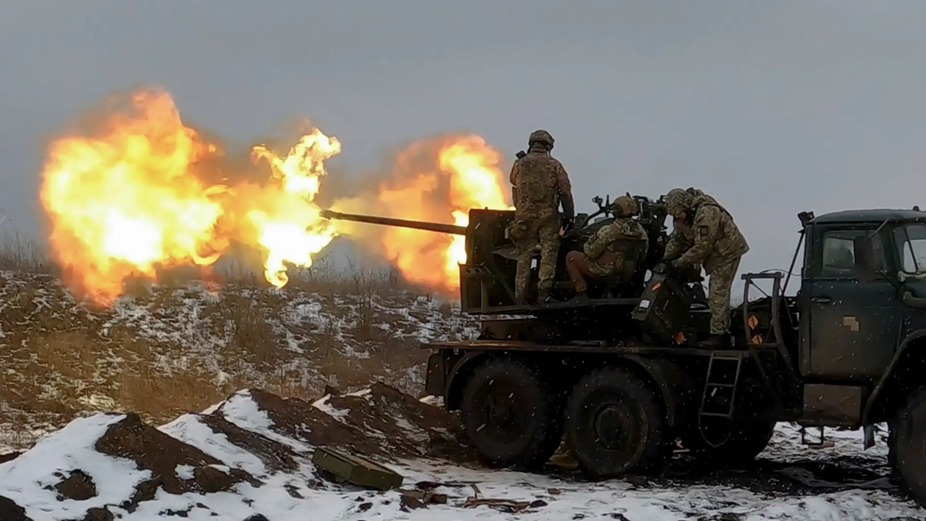 Artilleros ucranianos disparan en una posición cercana a Bajmut, en la región de Donetsk.