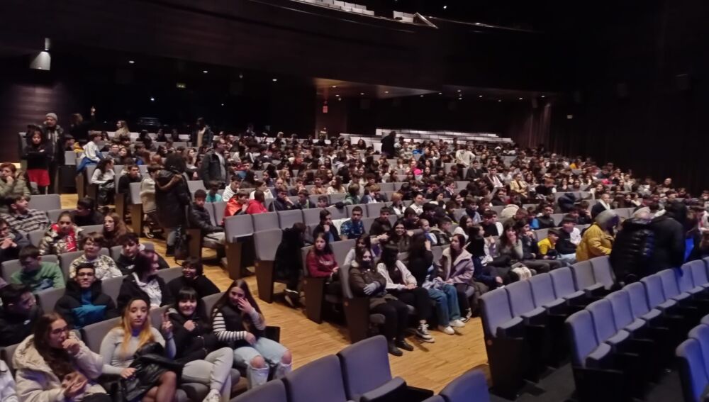 O Concello de Ourense fomenta a aprendizaxe do inglés a través da obra 'Three stories of England'