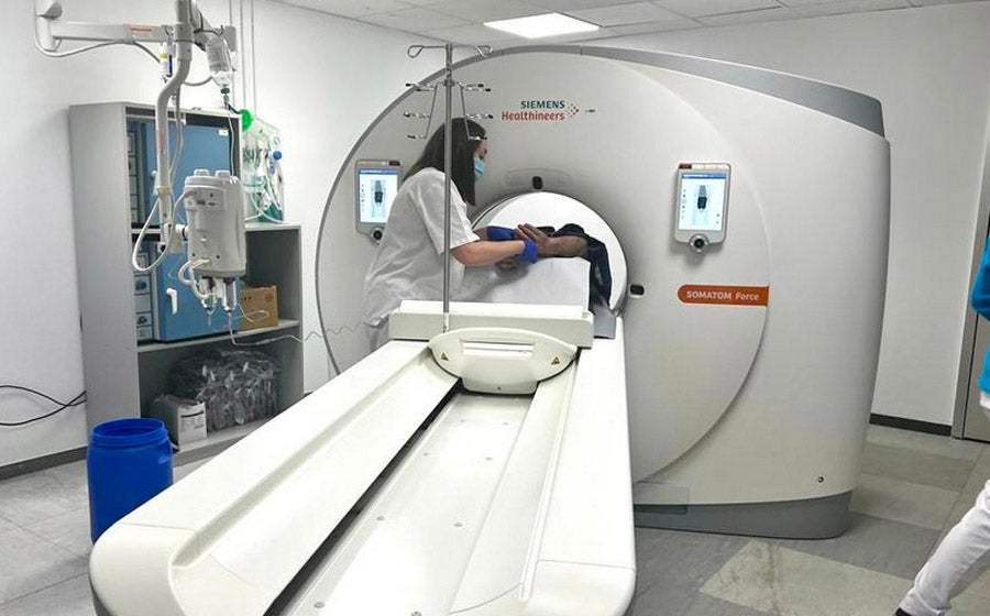 Os primeiros pacientes estrean o novo TC espectoral do CHOU Os primeiros pacientes estrean o novo TC espectoral do CHOU