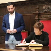 El alcalde de Sagunto, Darío Moreno, y la rectora de la Universitat de València, Mavi Mestre, firman el acuerdo