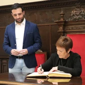El alcalde de Sagunto, Darío Moreno, y la rectora de la Universitat de València, Mavi Mestre, firman el acuerdo El alcalde de Sagunto, Darío Moreno, y la rectora de la Universitat de València, Mavi Mestre, firman el acuerdo