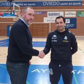 Héctor Galán, director general del Oviedo Baloncesto, saluda al entrenador Guillermo Arenas