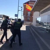 Agentes de la Guardia Civil con uno de los detenidos Agentes de la Guardia Civil con uno de los detenidos