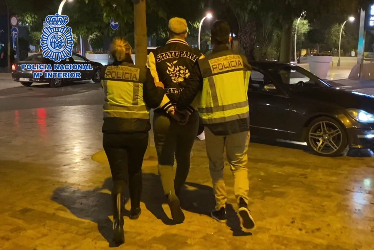 Detenido por estafa de 100.000 euros a un centenar de víctimas con las que contactó a través de una red social Detenido por estafa de 100.000 euros a un centenar de víctimas con las que contactó a través de una red social