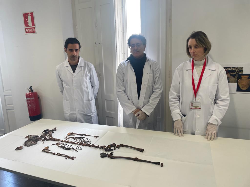 La niña de El Alcázar de Sevilla era rubia, tenía cinco años y murió de una rara patología La niña de El Alcázar de Sevilla era rubia, tenía cinco años y murió de una rara patología