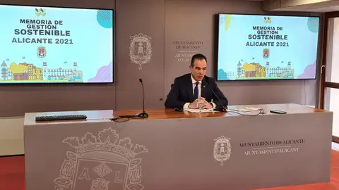 La segunda memoria de Sostenibilidad del Ayuntamiento de Alicante se basa en la medición de los ejes económico, social y medioambiental utilizando indicadores internacionales Toño Peral en la presentación de la Memoria de Gestión Sostenible