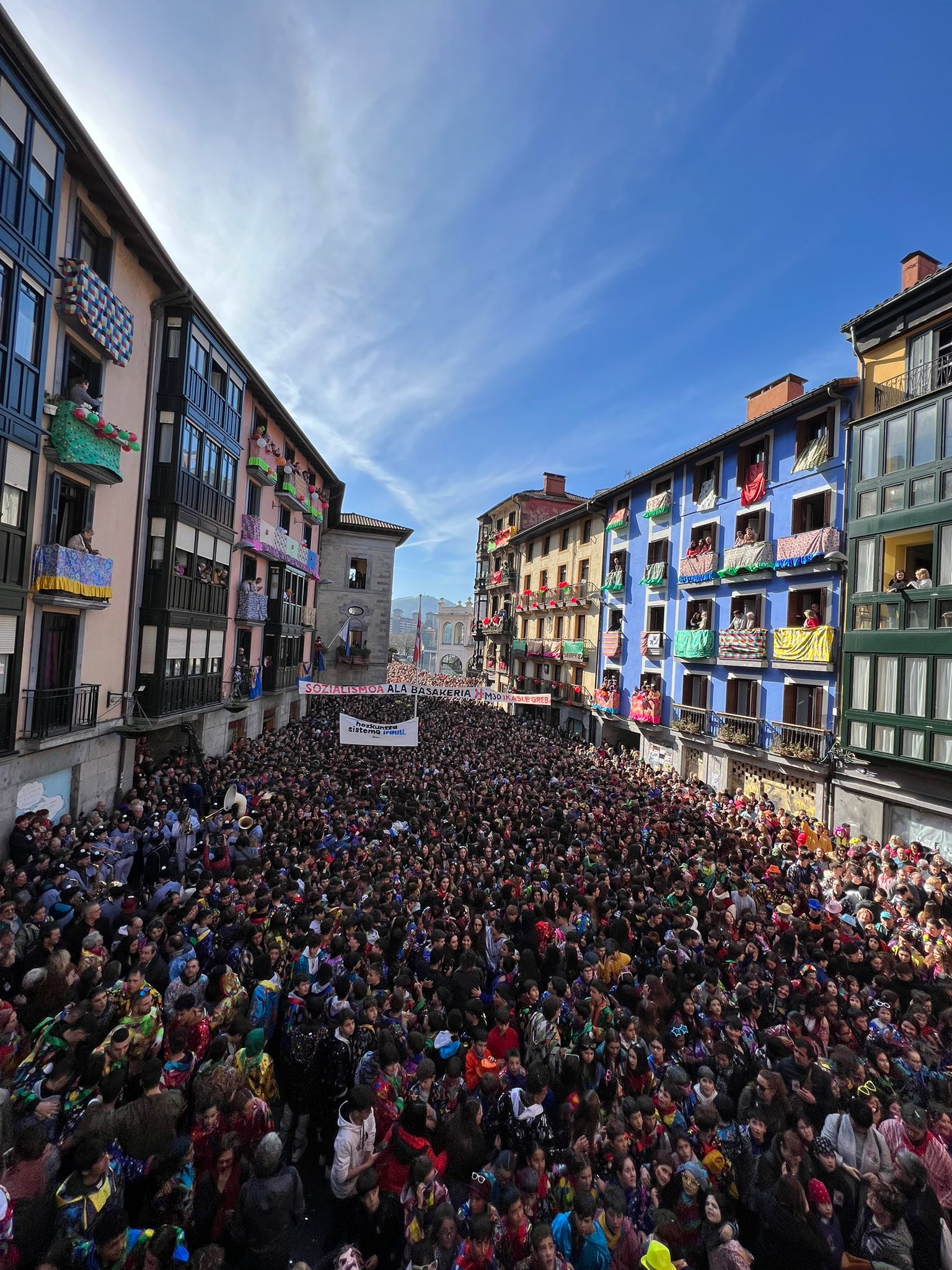 Fiesta total en Tolosa con el lanzamiento del cohete de salida a los carnavales Fiesta total en Tolosa con el lanzamiento del cohete de salida a los carnavales