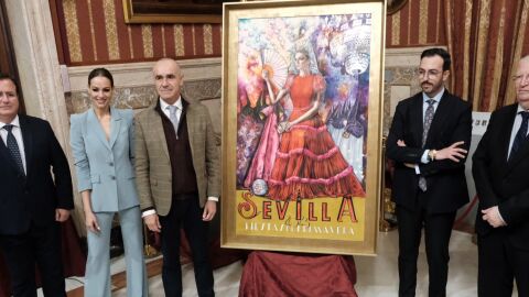 De izq a dcha. Juan Carlos Cabrera, delegado de Gobernación; Eva González; el alcalde de Sevilla Antonio Muñoz; y el autor del cartel José Tomás Pérez Indiano