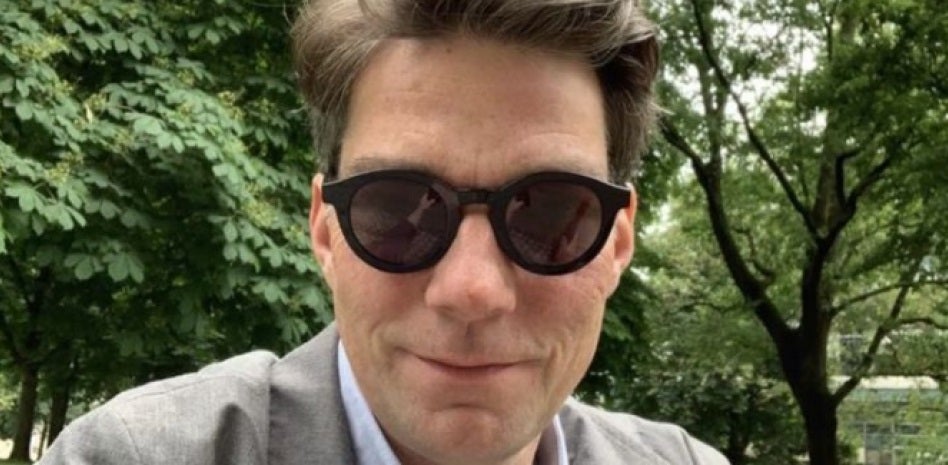 La Ópera de Hannover despide al director de ballet por restregar heces de perro en la cara de un periodista La Ópera de Hannover despide al director de ballet por restregar heces de perro en la cara de un periodista