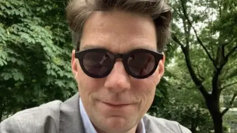 La Ópera de Hannover despide al director de ballet por restregar heces de perro en la cara de un periodista La Ópera de Hannover despide al director de ballet por restregar heces de perro en la cara de un periodista