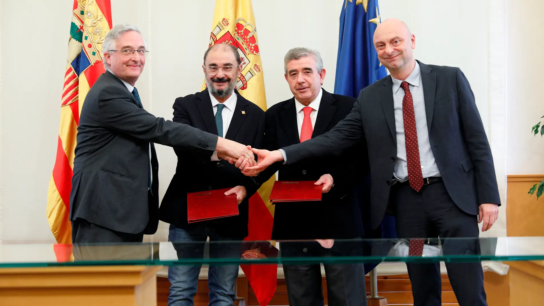 El jefe del Ejecutivo aragonés, Javier Lambán, preside la firma del acuerdo con Fertinagro Biotech