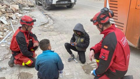 Enrique Torres, a la derecha, jugando con dos niños turcos tras el terremoto