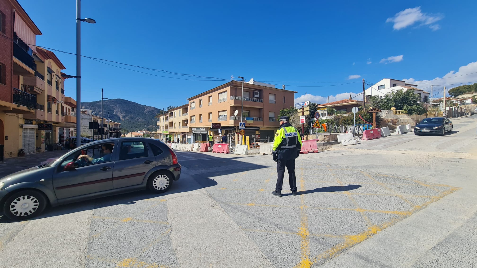 Finestrat cortará al tráfico la Avenida de Benidorm para iniciar el asfaltado en "El Salt" Finestrat cortará al tráfico la Avenida de Benidorm para iniciar el asfaltado en "El Salt"