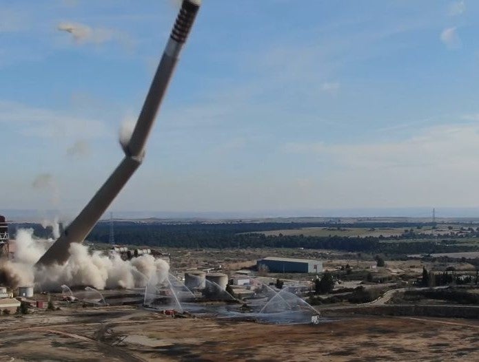 Cae la chimenea de la central térmica Cae la chimenea de la central térmica
