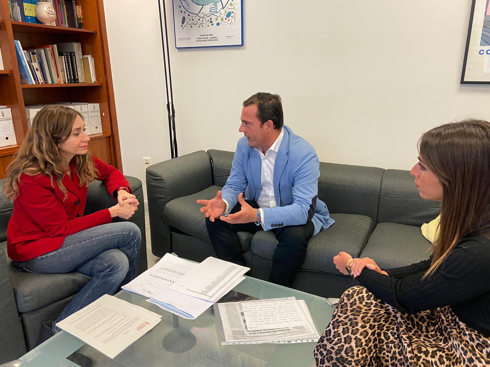 El Ayuntamiento de Peñíscola seguirá asumiendo el coste de la ambulancia para garantizar la atención a pacientes El Ayuntamiento de Peñíscola seguirá asumiendo el coste de la ambulancia para garantizar la atención a pacientes