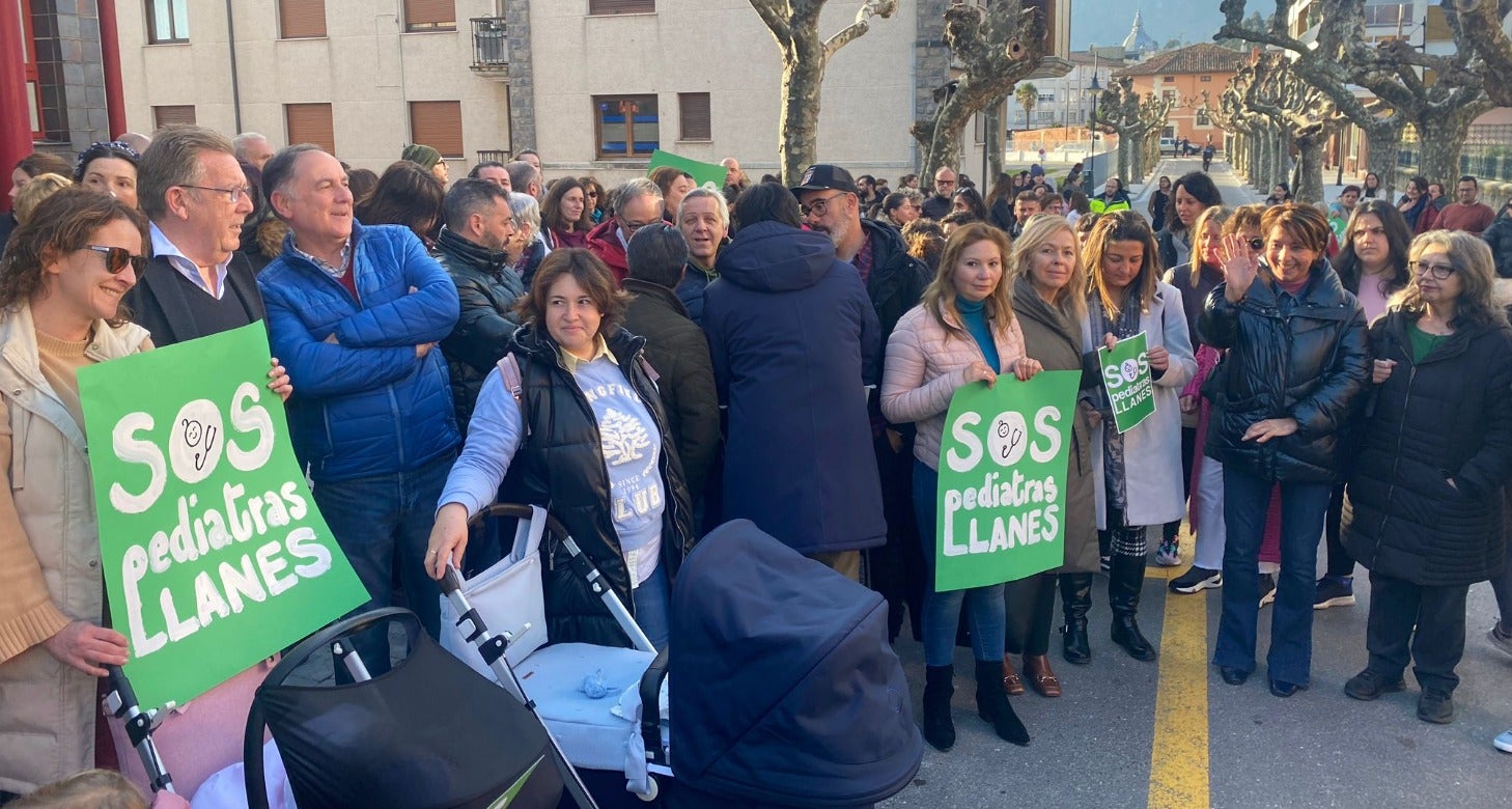 Las familias de Llanes se concentraron este jueves para reclamar una correcta atención pediátrica Las familias de Llanes se concentraron este jueves para reclamar una correcta atención pediátrica