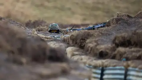 El personal militar ucraniano recibe entrenamiento de combate en una trinchera con tropas británicas de la Brigada de Asistencia de las Fuerzas de Seguridad El personal militar ucraniano recibe entrenamiento de combate en una trinchera con tropas británicas de la Brigada de Asistencia de las Fuerzas de Seguridad