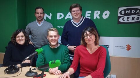 Sentados: Eva Crisol, Mariano Valera y Patricia Maci&aacute;. De pie: Jose Navarro y Gorka Chazarra