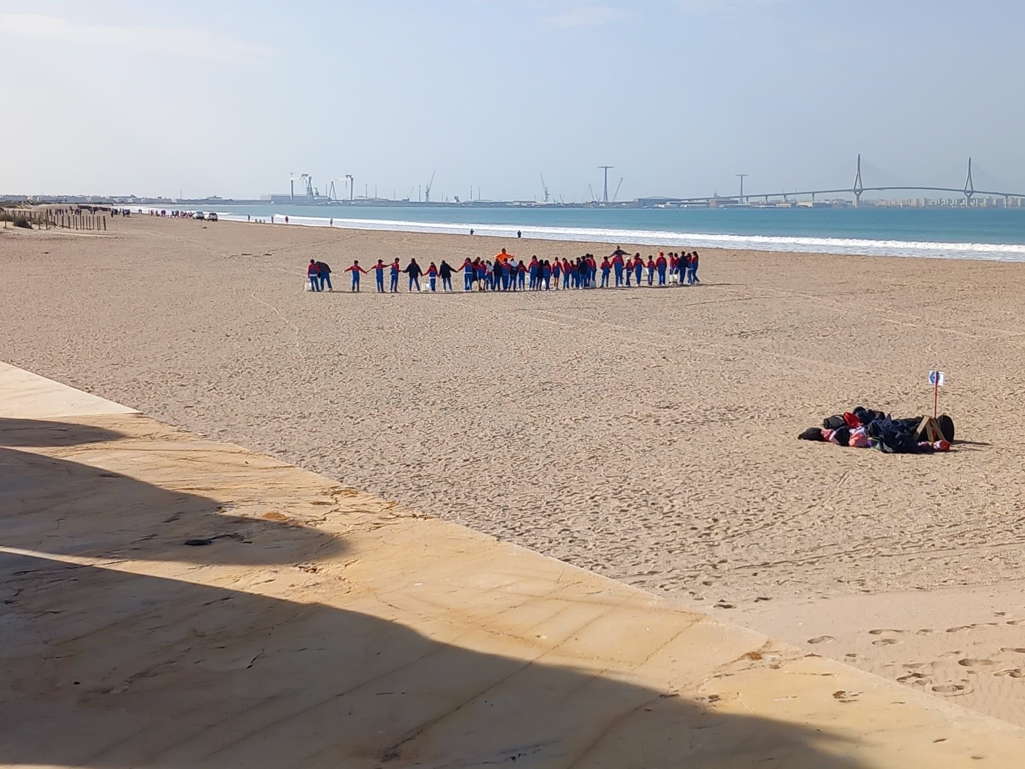 300 voluntarios ayudan a limpiar las costas de El Puerto 300 voluntarios ayudan a limpiar las costas de El Puerto