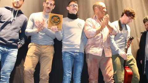 Instantes del homenaje del Ayuntamiento de Santoña a la chirigota 'Fariña de mis ojos' Instantes del homenaje del Ayuntamiento de Santoña a la chirigota 'Fariña de mis ojos'