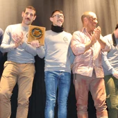 Instantes del homenaje del Ayuntamiento de Santoña a la chirigota 'Fariña de mis ojos' Instantes del homenaje del Ayuntamiento de Santoña a la chirigota 'Fariña de mis ojos'