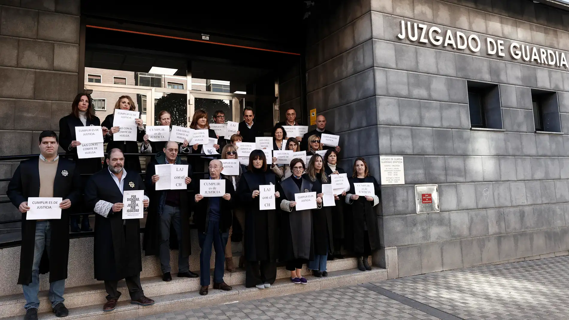 Concentración en la Audiencia Provincial de Navarra de letrados de la Administración de Justicia