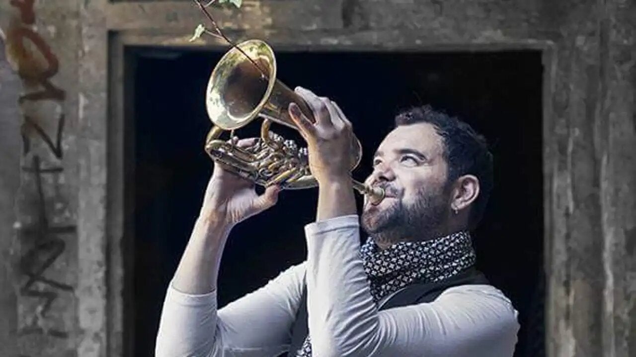 Abraham Cupeiro interpreta "Mythos" en el palacio de congresos de Villanueva de la Serena Abraham Cupeiro interpreta "Mythos" en el palacio de congresos de Villanueva de la Serena