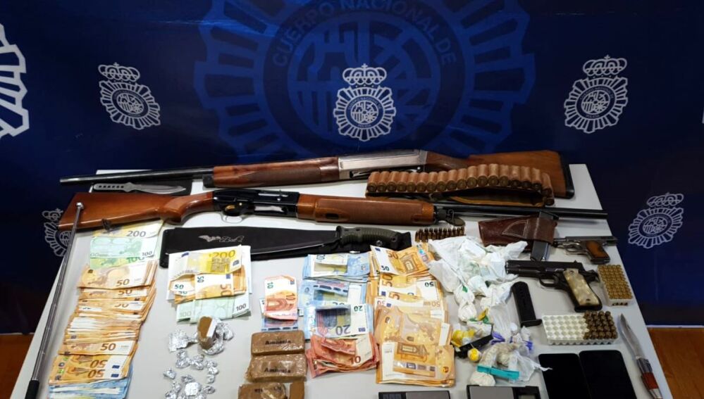 Armas, dinero y efectos intervenidos por la Policía Nacional en la operación desarrollada en Elche.