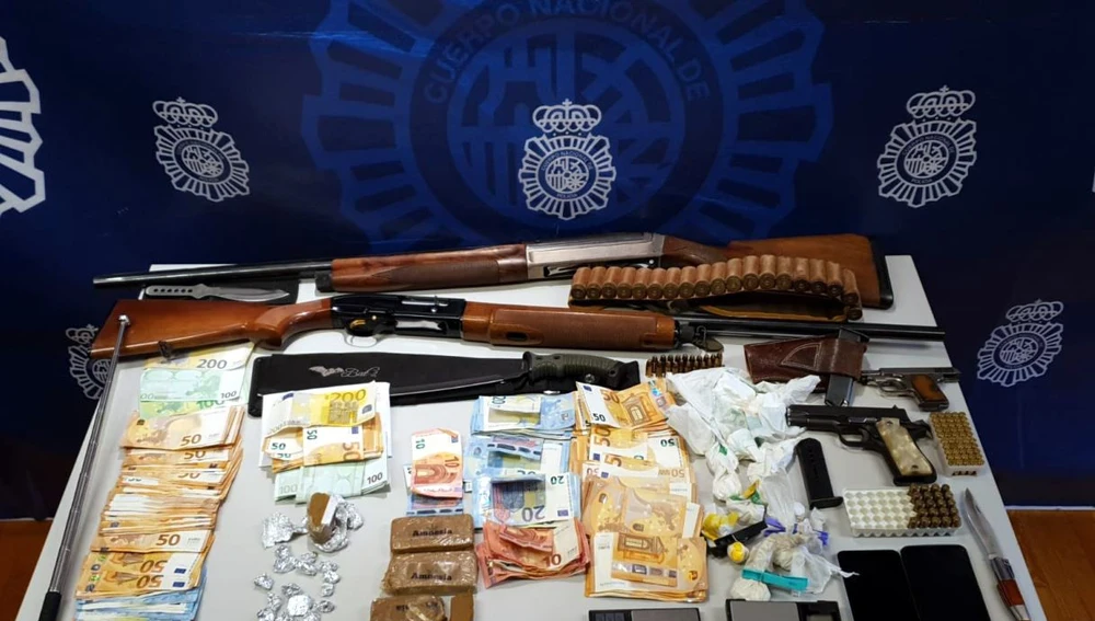 Armas, dinero y efectos intervenidos por la Policía Nacional en la operación desarrollada en Elche. Armas, dinero y efectos intervenidos por la Policía Nacional en la operación desarrollada en Elche.