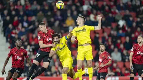Foyth despeja un balón Foyth despeja un balón