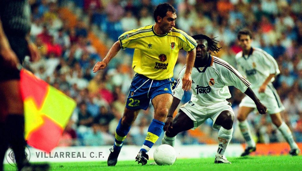 Albewrto Saavedra ante Seedorf, en la temporada 98 /99 Albewrto Saavedra ante Seedorf, en la temporada 98 /99