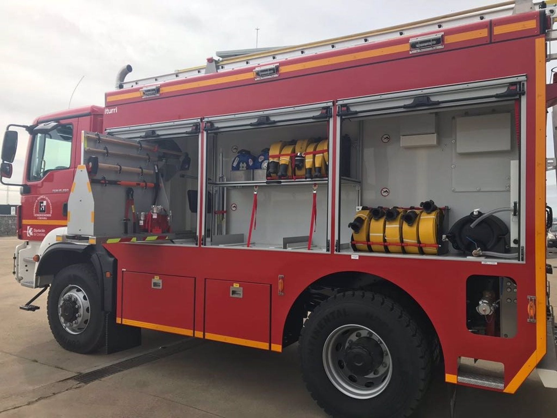 Más de 6.000 aves muertas en un incendio de dos naves de avicultura en Puente Genil Más de 6.000 aves muertas en un incendio de dos naves de avicultura en Puente Genil