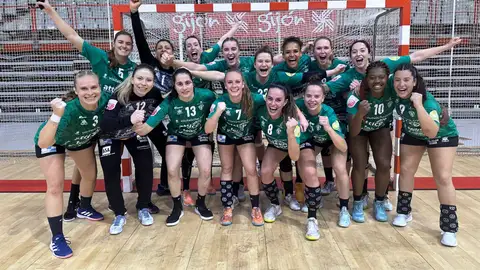 La plantilla del Atticgo Club Balonmano Elche celebra una victoria durante la temporada regular. La plantilla del Atticgo Club Balonmano Elche celebra una victoria durante la temporada regular.