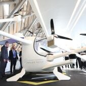 El Rey Felipe VI viendo un aerotaxi de Umiles NExt en la inauguración de Mobility City