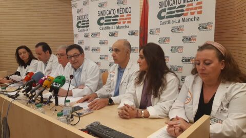 Miembros del Sindicato Médico de CLM durante la rueda de prensa en Ciudad Real